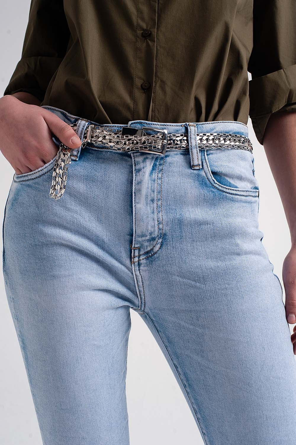 Q2 Jeans retos com tornozelos dobrados em azul