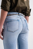 Jeans retos com tornozelos dobrados em azul