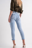 Jeans retos com tornozelos dobrados em azul