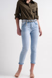 Jeans retos com tornozelos dobrados em azul