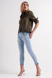 Jeans retos com tornozelos dobrados em azul