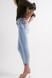 Jeans retos com tornozelos dobrados em azul