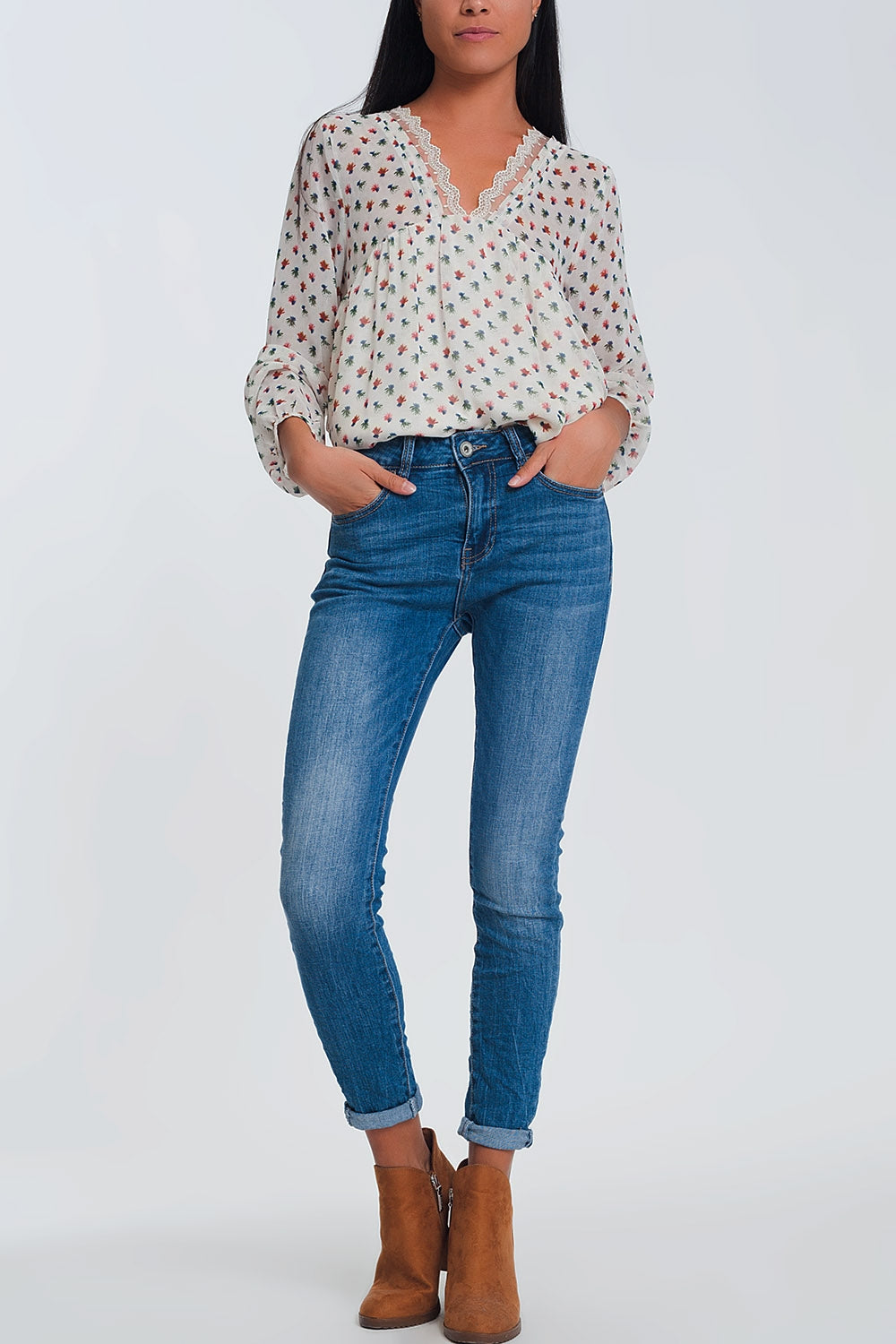 Q2 Jeans skinny azul claro com meia cintura