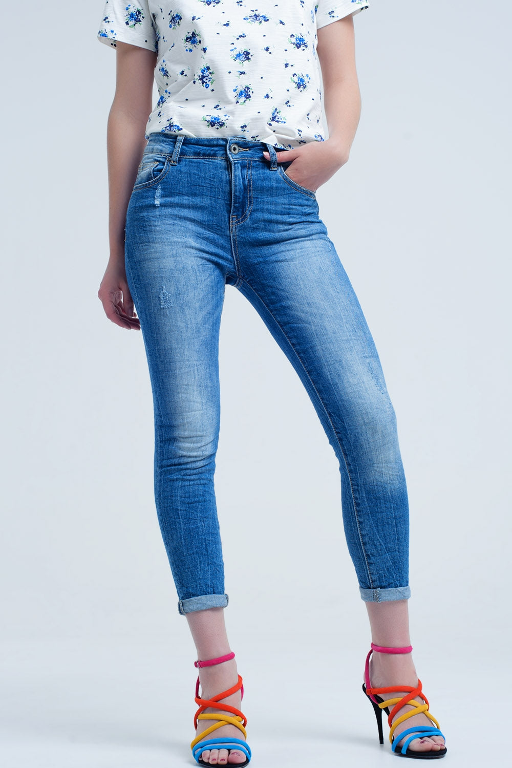 Q2 jeans skinny com cores e rugas gastas