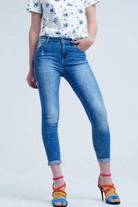 Q2 jeans skinny com cores e rugas gastas
