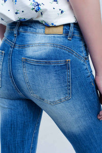 jeans skinny com cores e rugas gastas