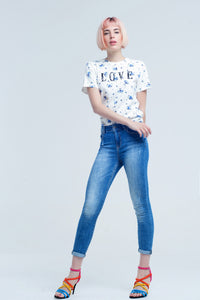 jeans skinny com cores e rugas gastas