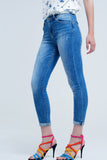 jeans skinny com cores e rugas gastas