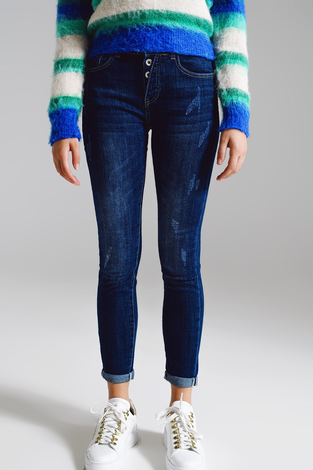Q2 Jeans super skinny com botões frontais visíveis em azul médio