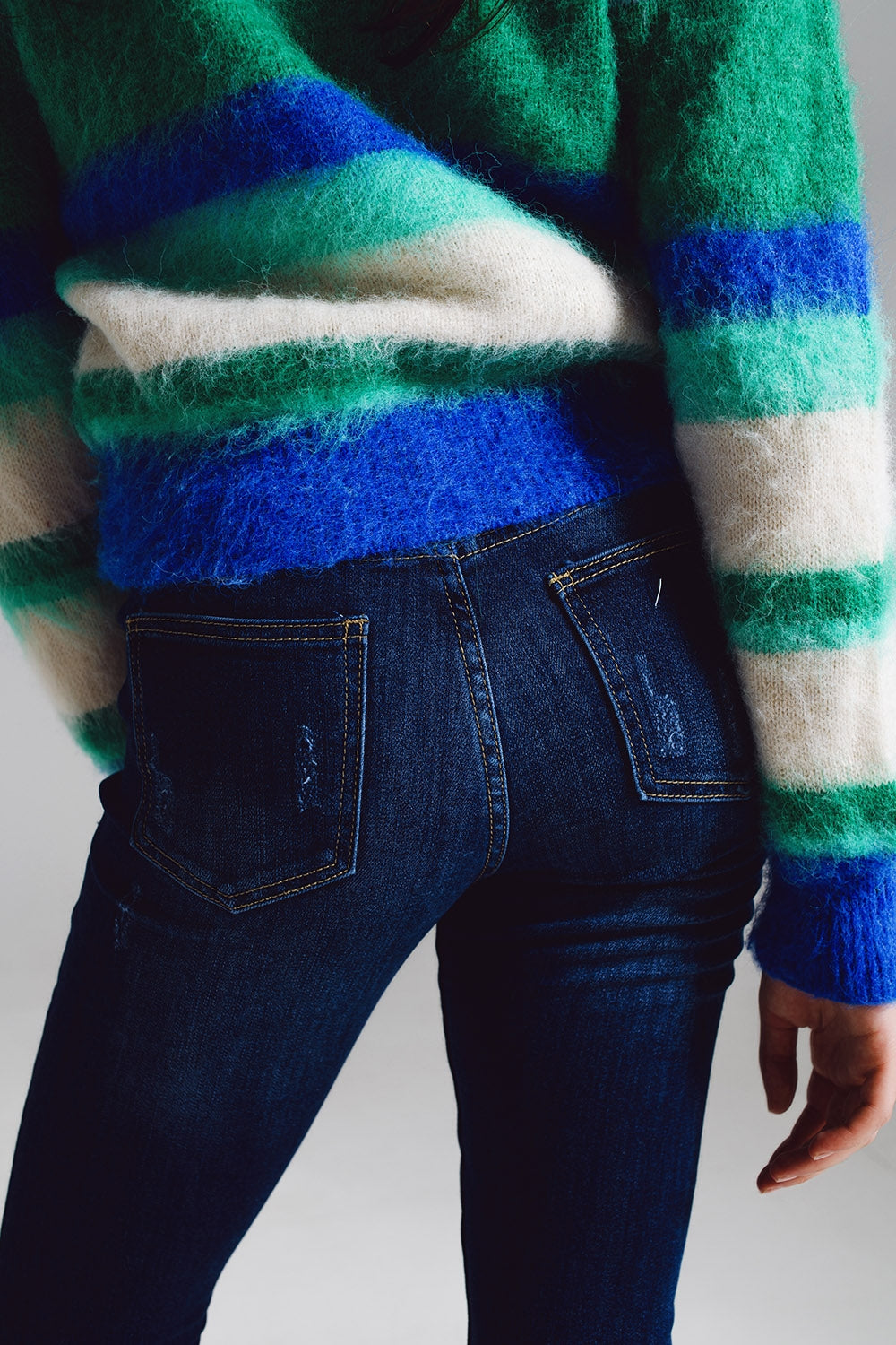 Jeans super skinny com botões frontais visíveis em azul médio