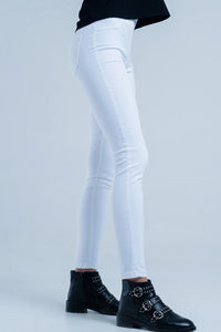 Jeggings brancos com bolsos traseiros