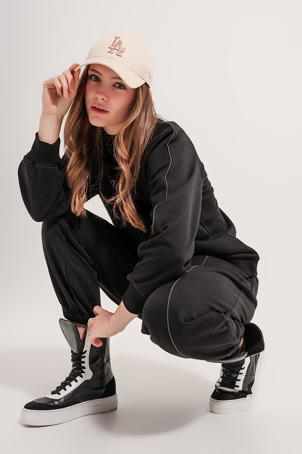 Q2 Joggers pretos com cintura de cordão ajustável e costuras frontais