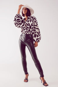 Leggings com aspecto de pele em preto