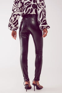 Leggings com aspecto de pele em preto