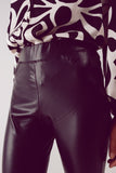 Leggings com aspecto de pele em preto