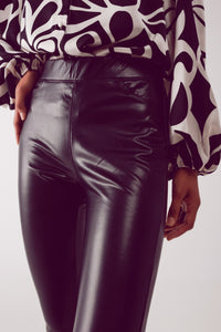 Leggings com aspecto de pele em preto