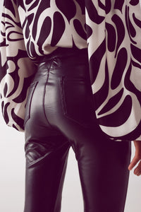 Leggings com aspecto de pele em preto