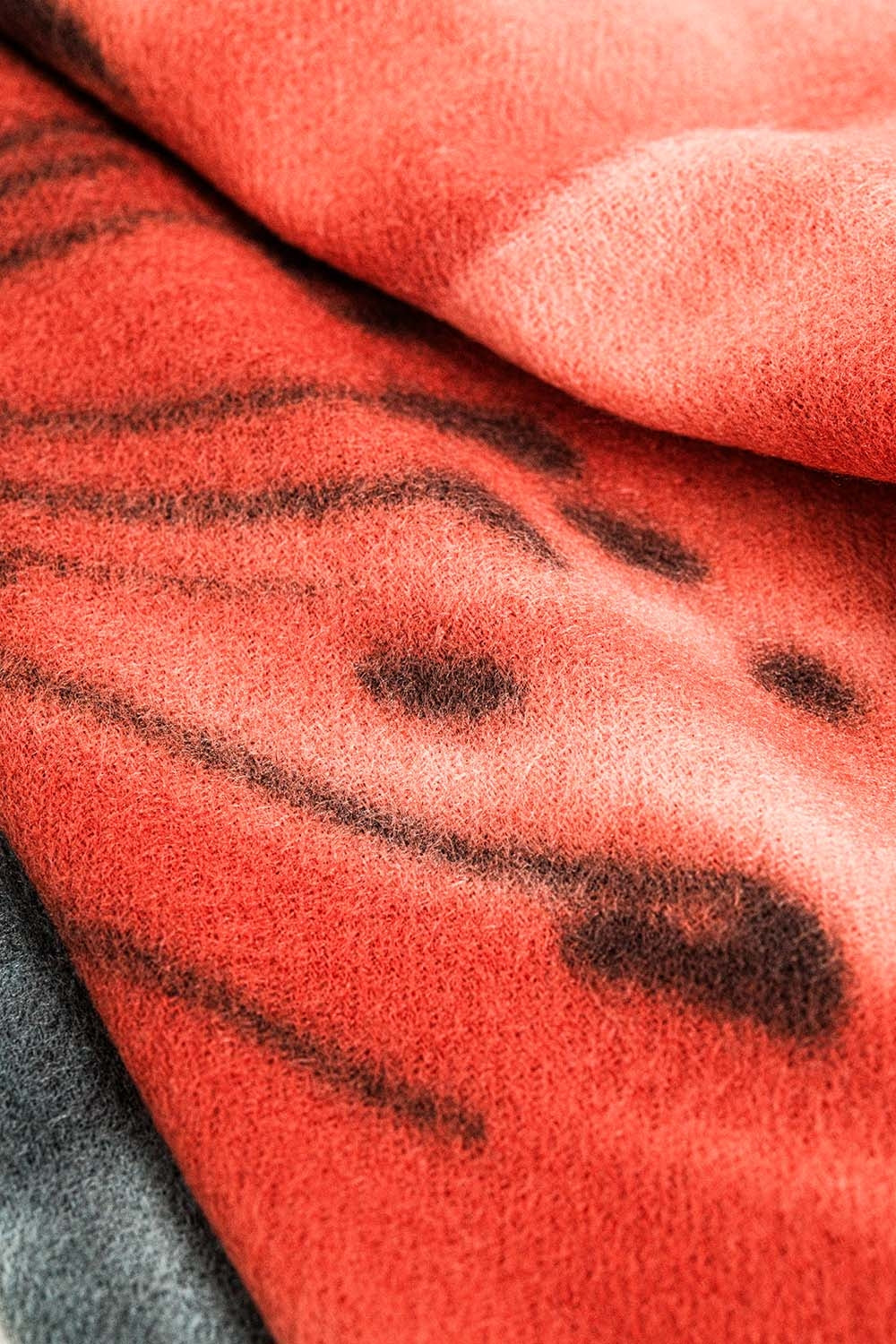 lenço com estampa de flores vermelhas