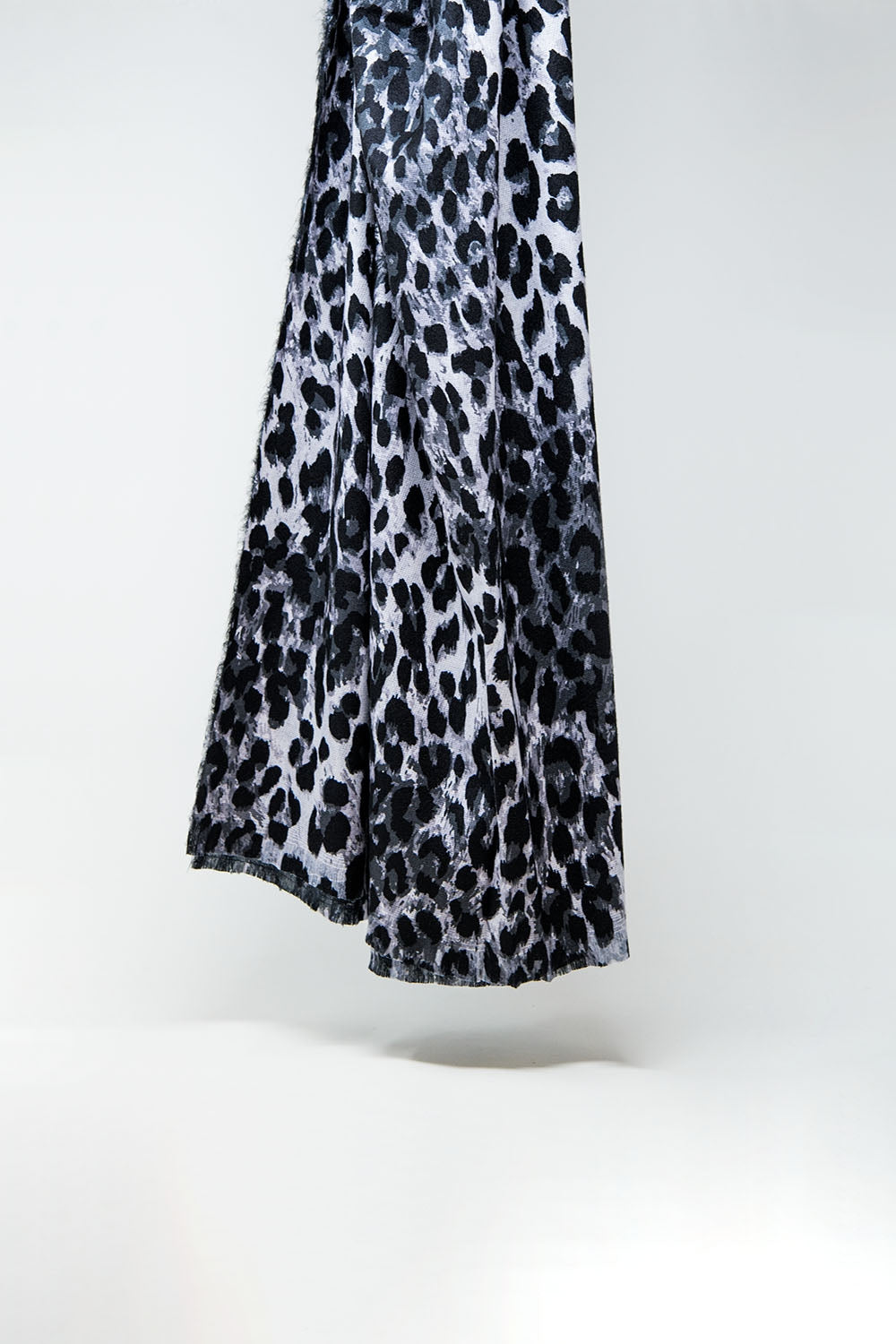 Q2 Lenço de tecido fino com estampado de leopardo em cinzento