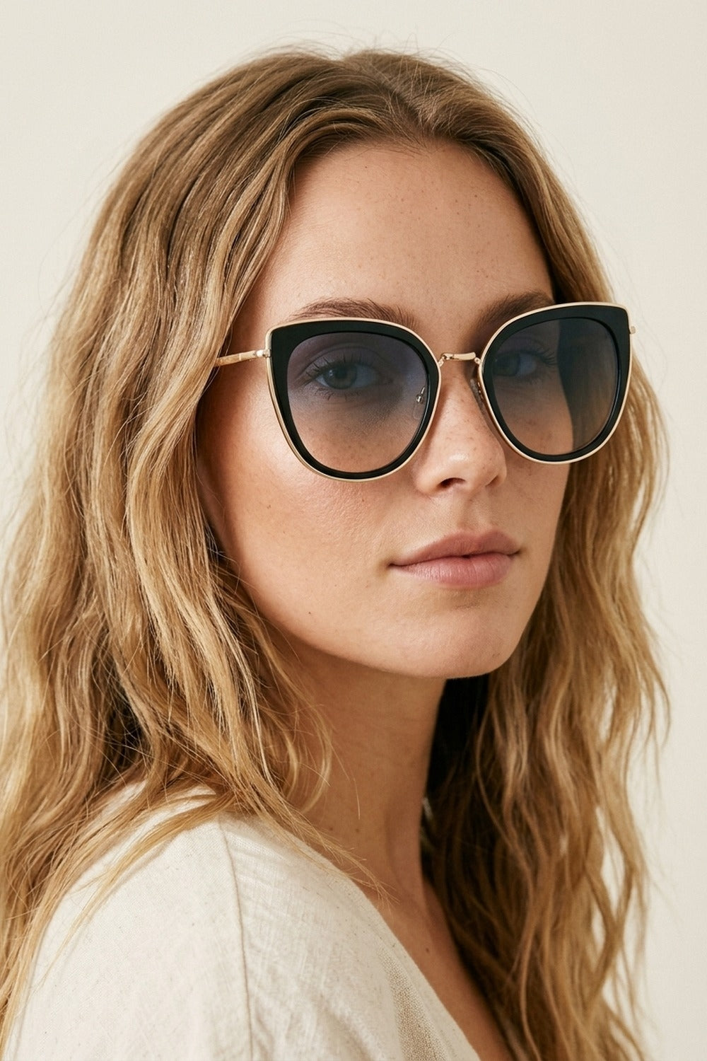 Lentes Degradê Pretas com Acabamento Dourado Óculos de Sol Oversized Olho de Gato