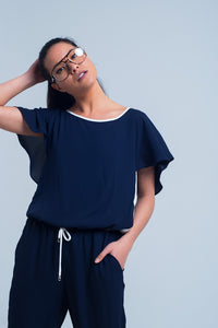 Macacão azul marinho com mangas curtas e detalhes de babados