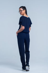 Macacão azul marinho com mangas curtas e detalhes de babados