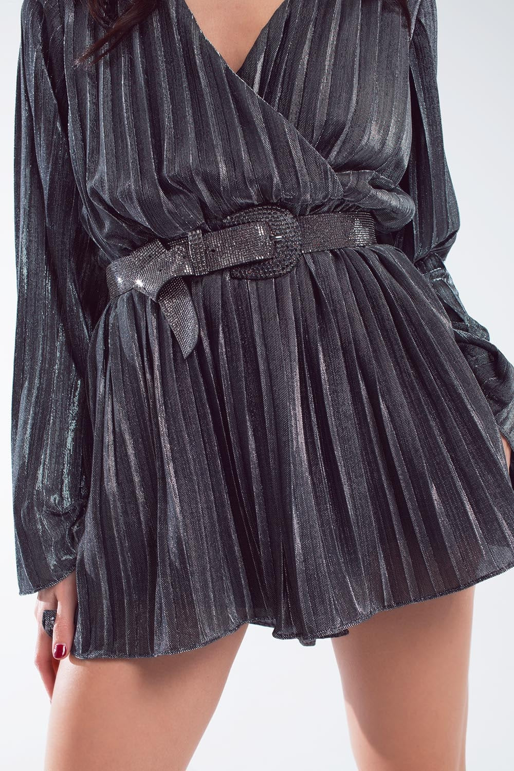 Macacão brilhante em prata com decote em V