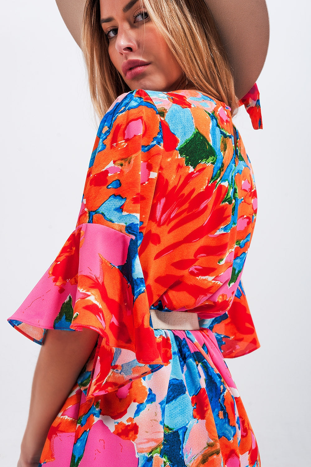 Macacão curto com estampa floral cruzada