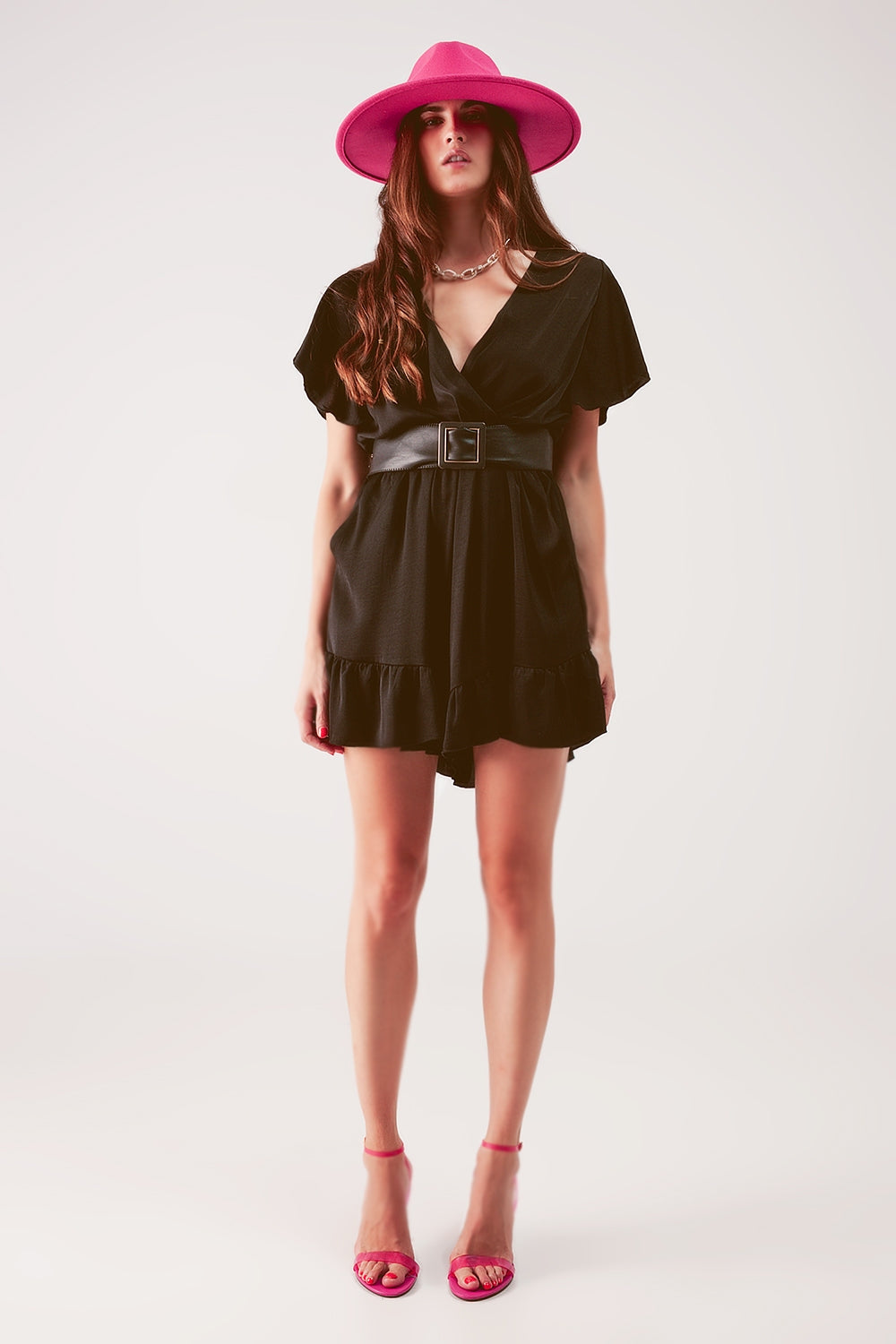 Q2 Macacão curto com mangas de anjo preto