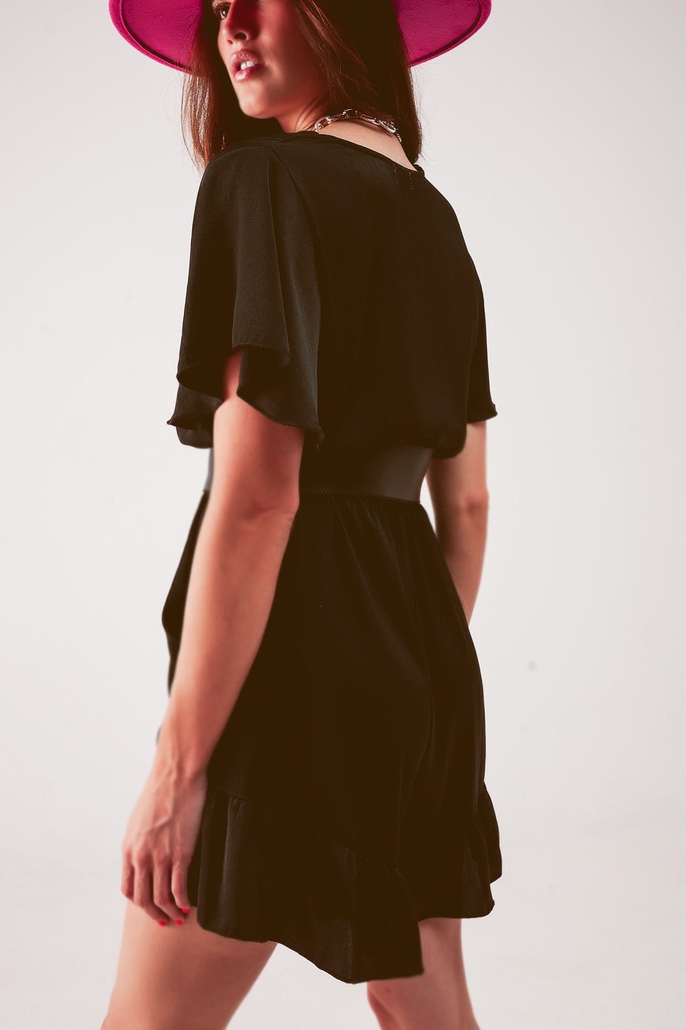 Macacão curto com mangas de anjo preto