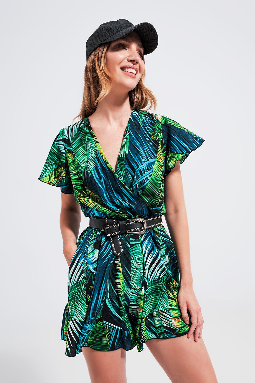 Q2 Macacão curto verde com impressão de folhas tropicais