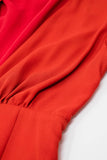 Macacão de cetim vermelho com decote em V