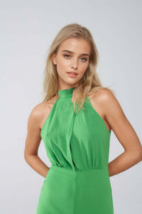 Macacão verde com decote halter cruzado