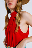 Macacão vermelho com decote halter cruzado