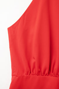 Macacão vermelho com gola alta e detalhe de prega frontal