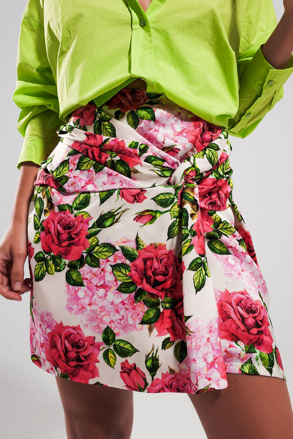 Mini saia com estampa de rosa e nó na frente