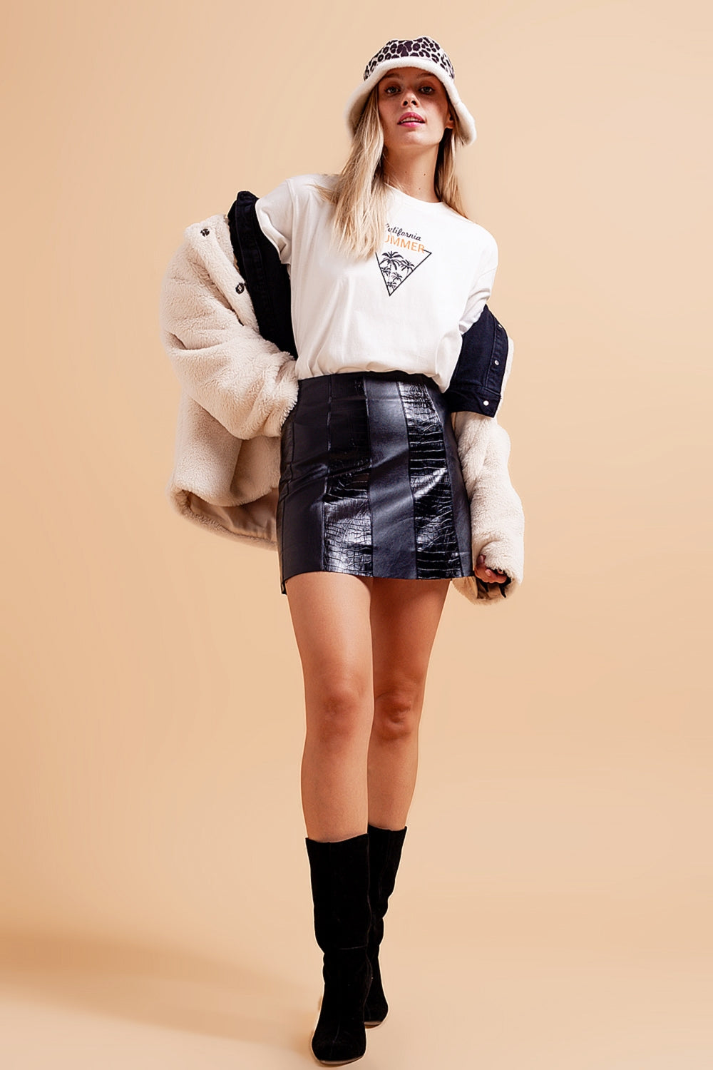 Mini saia de efeito couro preto com desenho de crocodilo