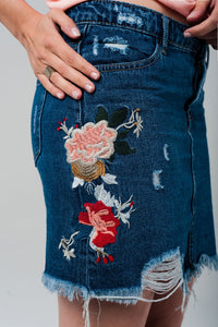 Mini saia denim com flores bordadas