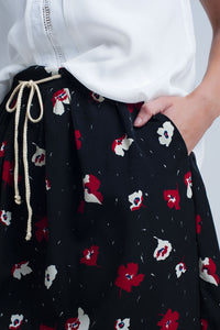 Mini saia preta com padrão floral