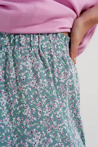 Mini-saia verde com estampas florais e rufos