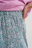 Mini-saia verde com estampas florais e rufos