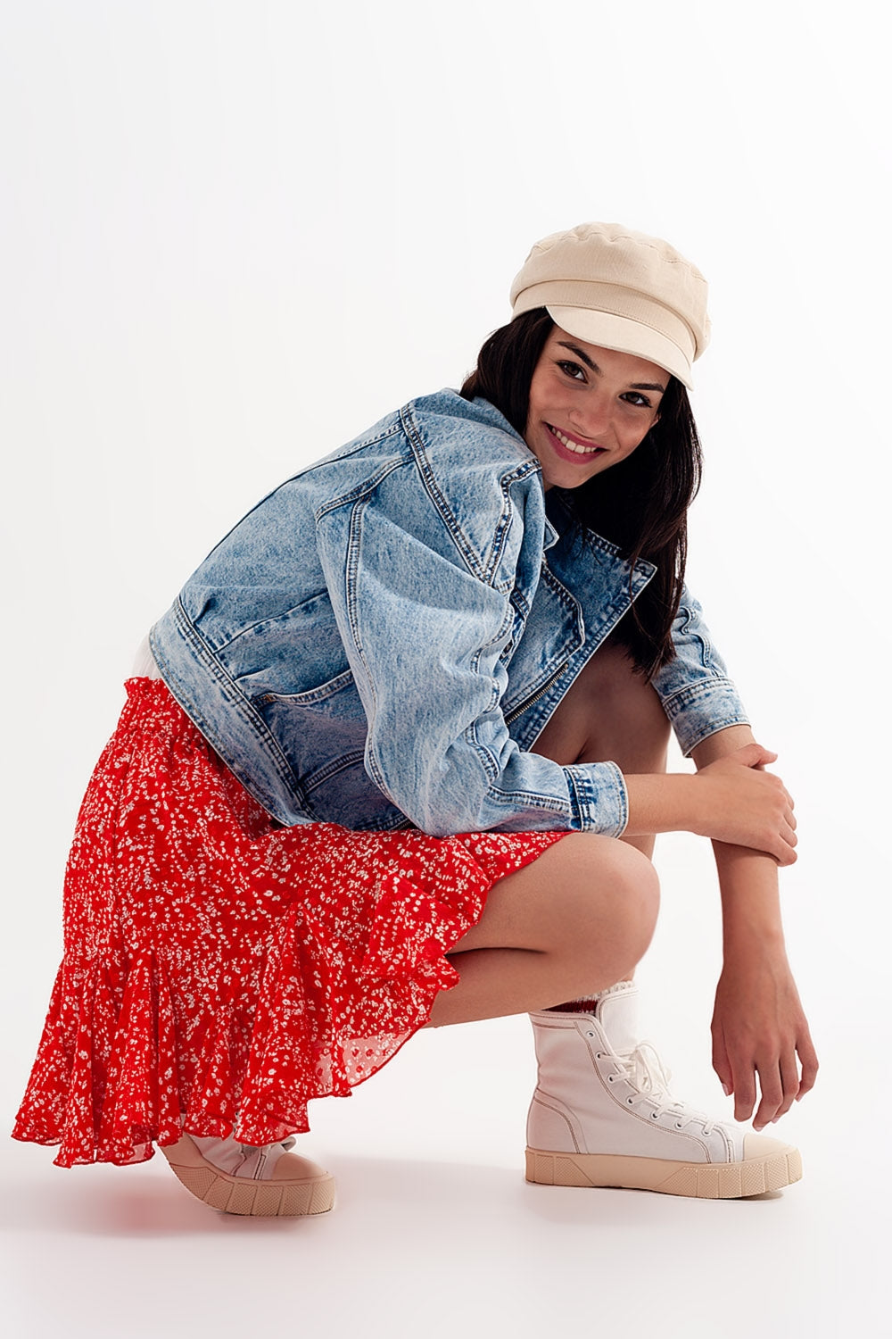 Q2 Mini-saia vermelha com estampas florais e rufos