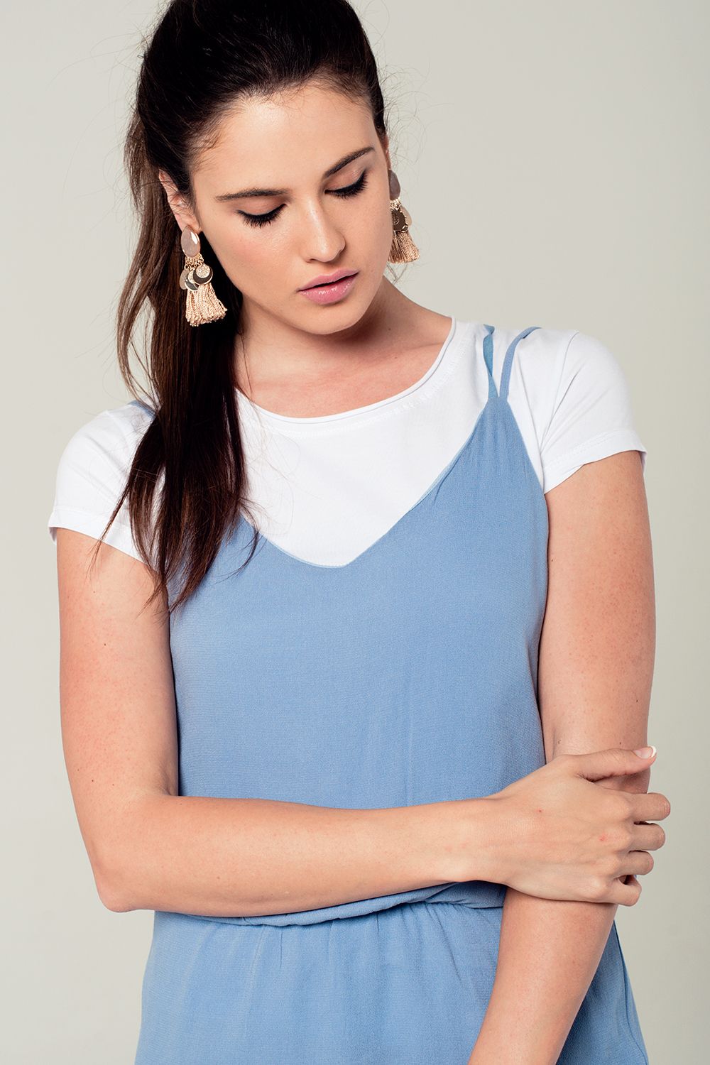 Mini vestido azul com detalhe chrosé de volta