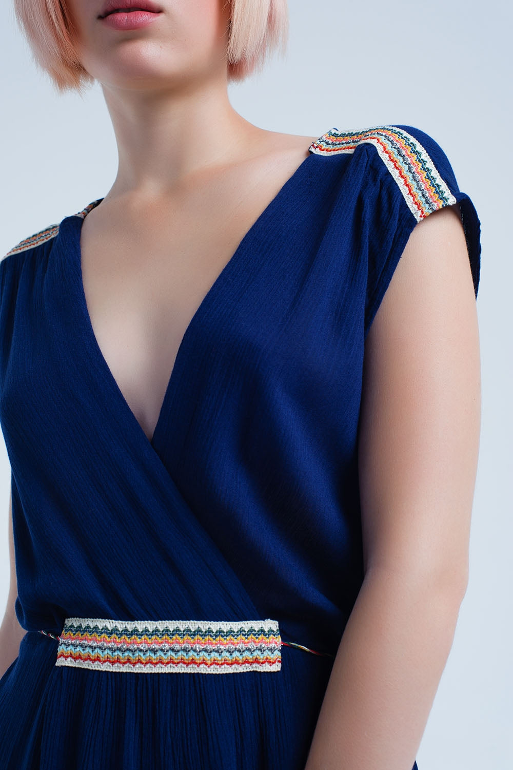 Mini vestido azul marinho com bordado