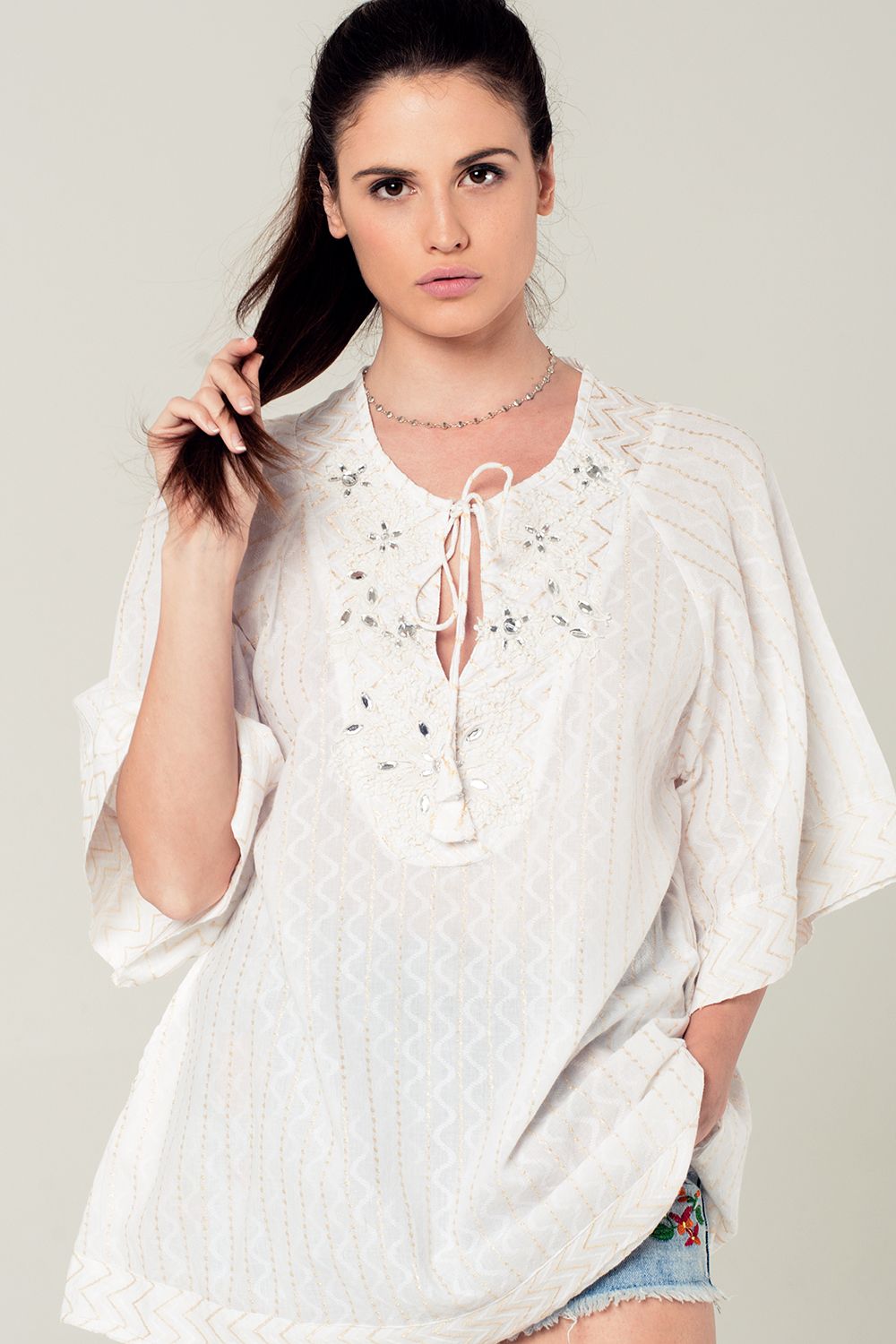 Q2 Mini vestido branco com detalhes bordados