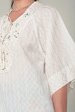 Mini vestido branco com detalhes bordados