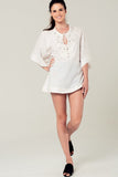Mini vestido branco com detalhes bordados