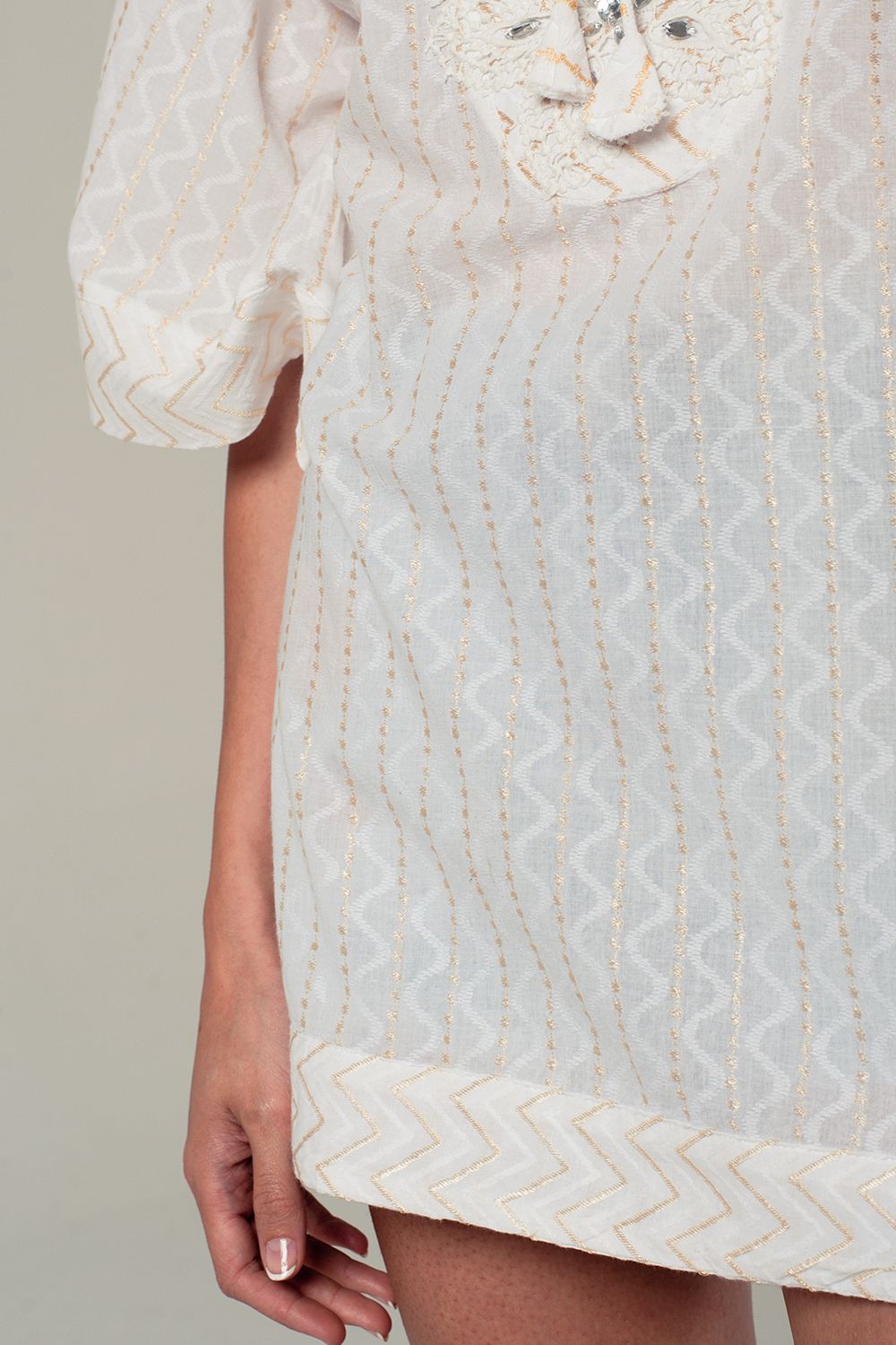 Mini vestido branco com detalhes bordados