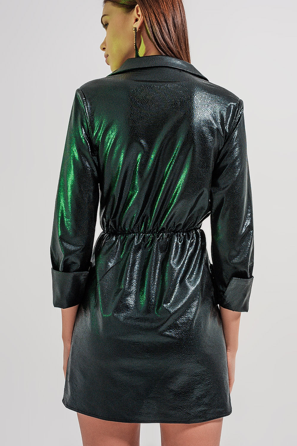 Mini vestido com detalhe de botão em preto