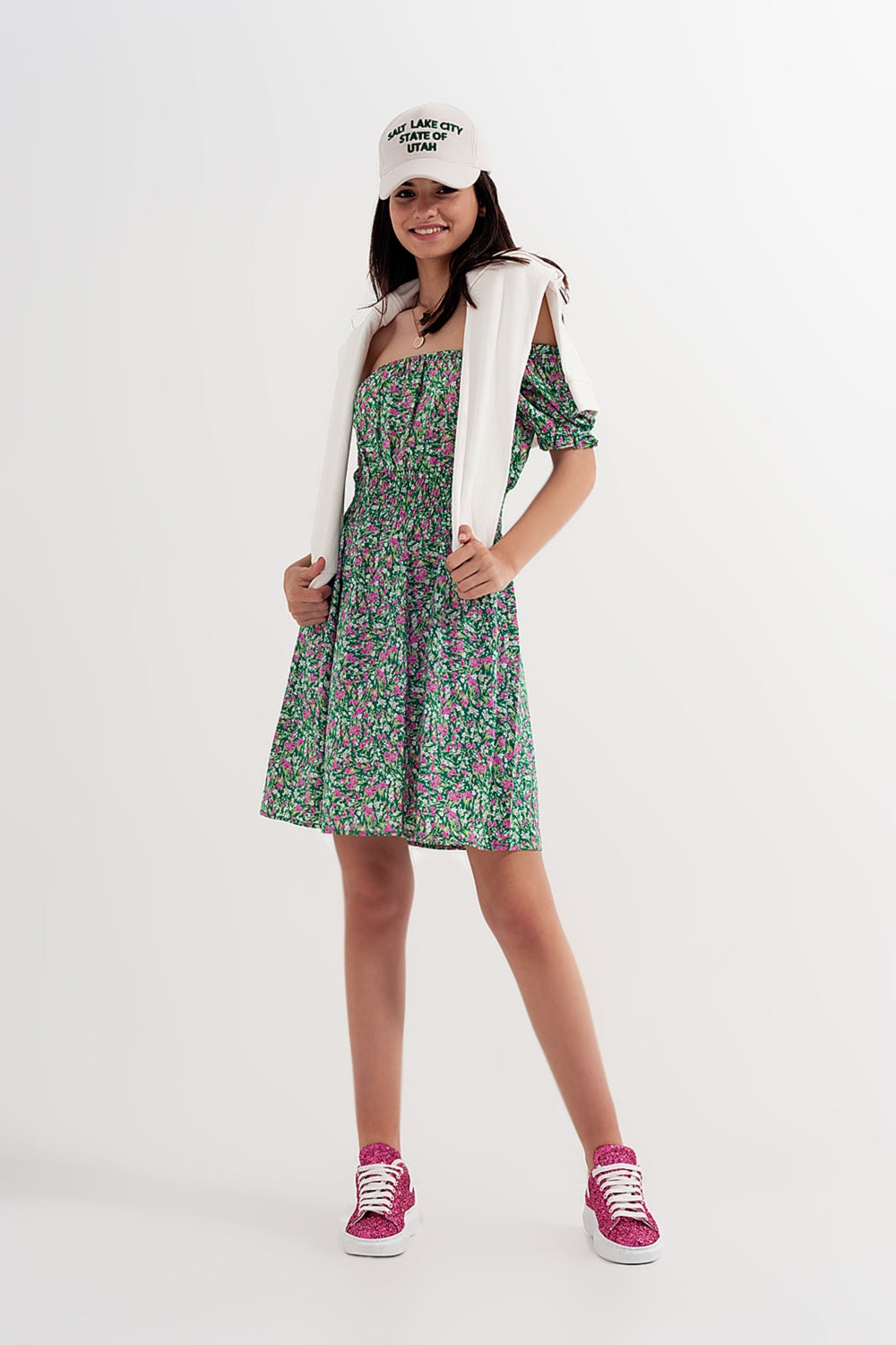Mini vestido com detalhe plissado em estampado floral verde